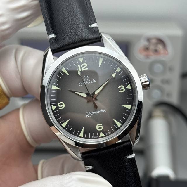 欧米茄“铁霸”，尺寸为38毫米，装载2824改8806八爪黑摆轮机芯。