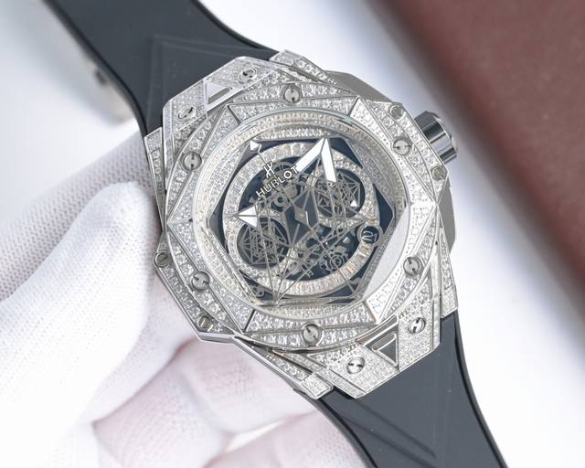 Hublot 宇舶表 恒宝全新Big Bang Sang Bleu Ii 满天星T钻刺青腕表 再次与知名刺青工作室Sang Bleu合作，推出又款利用几何图形巧