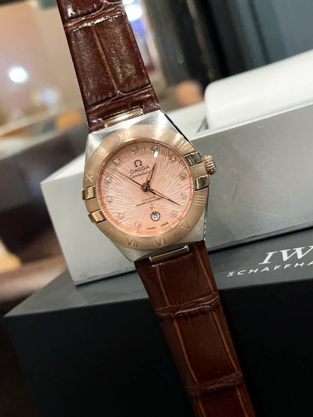 白 金 钻20 机械70 新款第五代星座女款29Mm完美之作到货啦！石英机械都有！皮带和钢带可选！星座系列最新腕表]集经典传承与现代美学于一身，上手效果非常闪亮