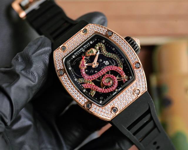理查德米勒 Richardmille 全新推出圖案的Rm 26-01，為Rm系列珠寶時計又添一款新品滿鑲鑽石和黑藍寶石，與飛輪結合在一起。腕表可以說是佩戴在手腕