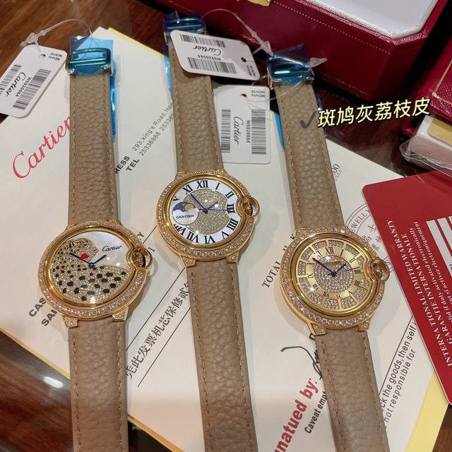 实拍斑鸠灰荔枝纹皮 限量订制色系到货 灰色一直是时尚界的宠儿 热门色暖暖的浅色调 神仙颜色好品味的象征！荔枝纹皮饱和度恰到好处，细腻的羊皮戴上手超级柔软舒适关键