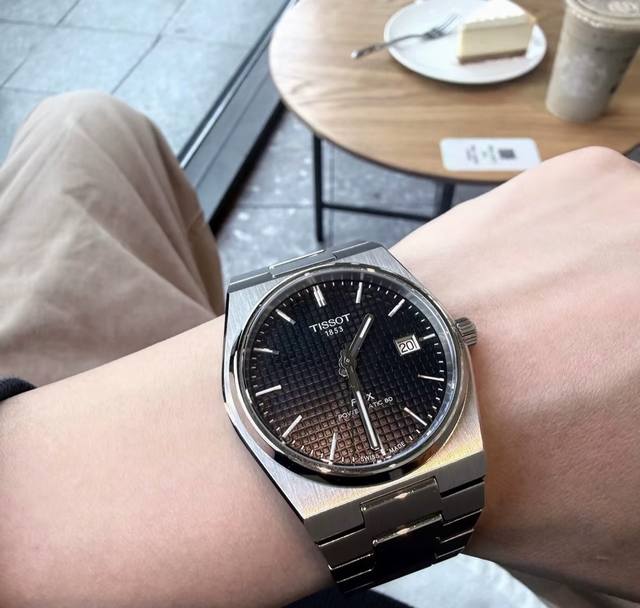 硬核男士看这里！ 个人闲置流出｜专柜全套原盒｜机芯三年质保 40Mm黄金尺寸｜黑网格表盘深邃炸街 蝴蝶扣贴合手腕｜生活防水无压力 现货秒发！仪式感盒装+30得专