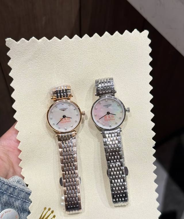 嘉岚系列以 ，4Mm纤薄机身出圈，贴合手腕如第二层肌肤，举手投足间毫无束缚感，日常通勤、约会聚餐都能轻松驾驭！搭配24Vs29Mm精致表盘，小手腕女孩也能戴出高