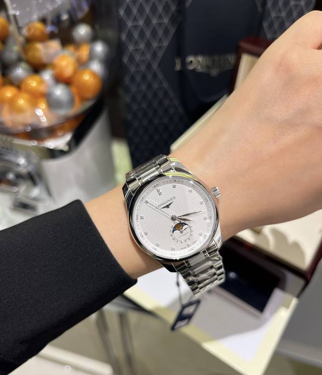 浪琴名匠四针月相带钻白盘，表盘直径有40 42 两个尺寸可以选择，麦穗纹底盘镶嵌天然真钻上手效果精致感满满，6点位置日期月相设计功能适用又美观，L899机械机芯