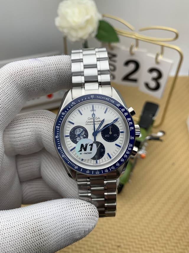 N1Factory欧米茄超霸系列310.32.42.50.02 1 “满配版”史努比50周年纪念腕表 本次V4版本具体升级如下： 1：表壳两侧的倒角以及拉丝打磨