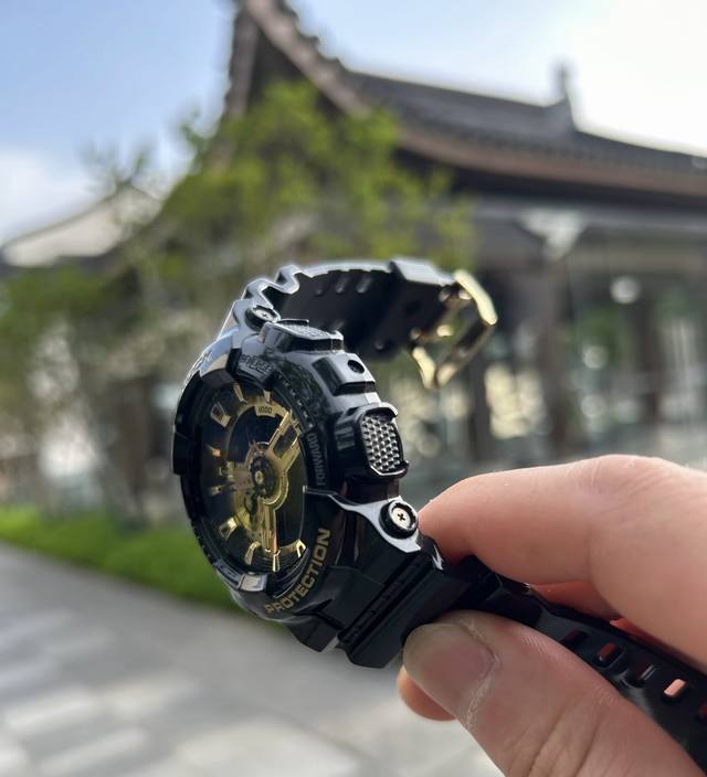 酷Girl必备！卡西欧 Ga-110Gb-1 超燃搭配 今天给大家分享超棒的组合。 配饰：卡西欧经典黑金手表 Ga-110Gb-1 那颜值，酷到没朋友。表盘黑金