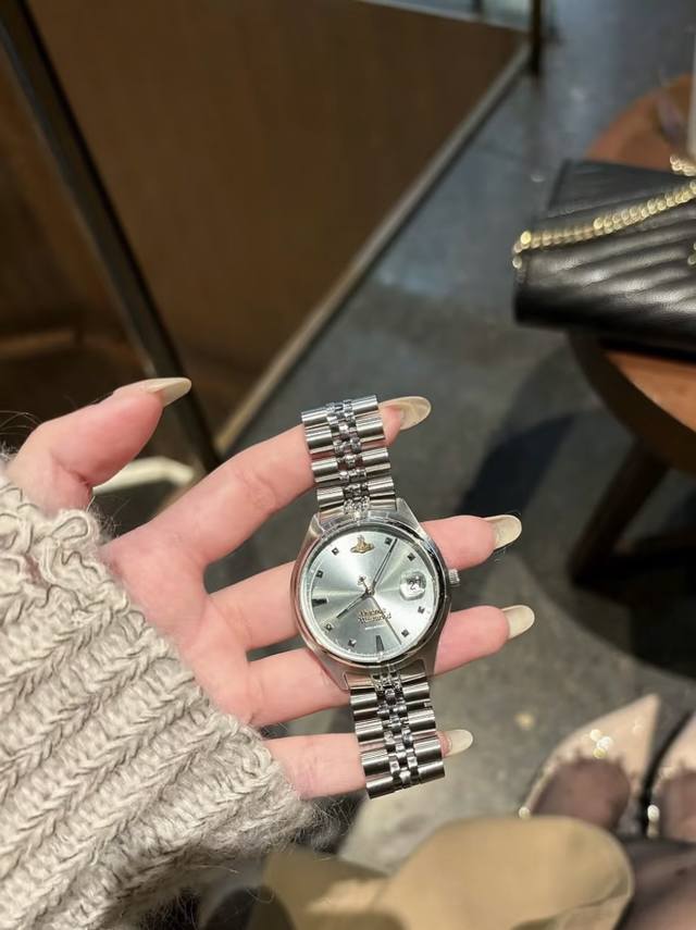 怎么会有这么好看的表！？ 西太后碎冰蓝手表友情提示西太后没有线上旗舰店和网站不要轻易相信别人哦～ 我买的祖国版一比一也太香了吧，细节到位，包装也一样，没有人能抵