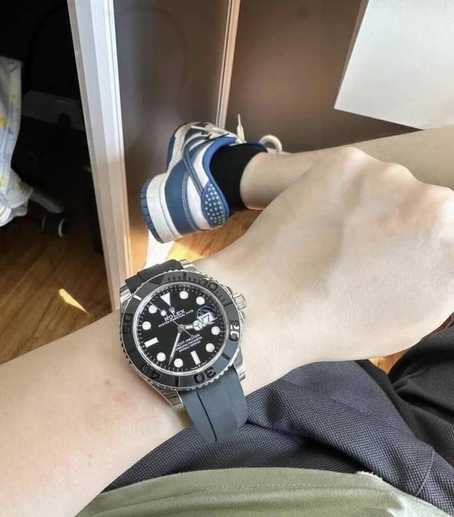 劳力士白色贵金属的深夜航行者 白金游艇的隐藏美学 买表入口 高端货 当铂金灰表盘遇见哑光Cerachrom字圈 像是月光落在游艇甲板上的第一秒 比玫瑰金克制 比