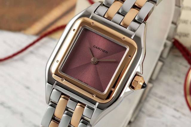 Af卡地亚Cartier猎豹panthere De Cartier系列出品 机芯类型：瑞士石英机芯 表径尺寸小号：22*30毫米 表径尺寸中号：27*37毫米