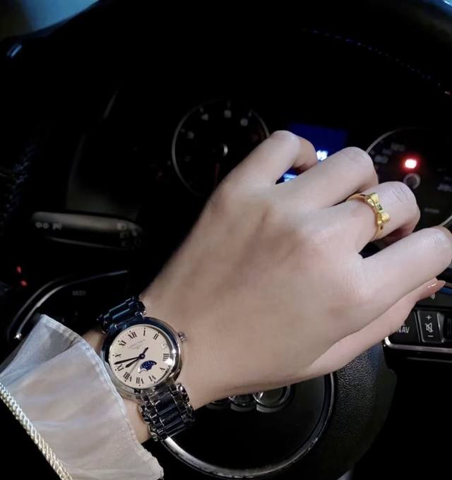 浪琴心月因该是浪琴女表里颜值担当了！！！ 入门级女表首选，性价比超级高，颜值也在线，总之非常良心了！特别喜欢浪琴的烤蓝指针，据说工艺非常复杂，自行被赵丽颖代言之