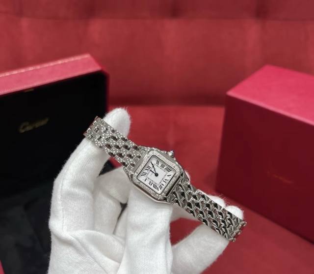 记得那次参加朋友的重要晚宴，我特意佩戴上了这款卡地亚猎豹表。晚宴上，灯光璀璨，我抬手看时间的瞬间，这款表的精致表盘在灯光下熠熠生辉。