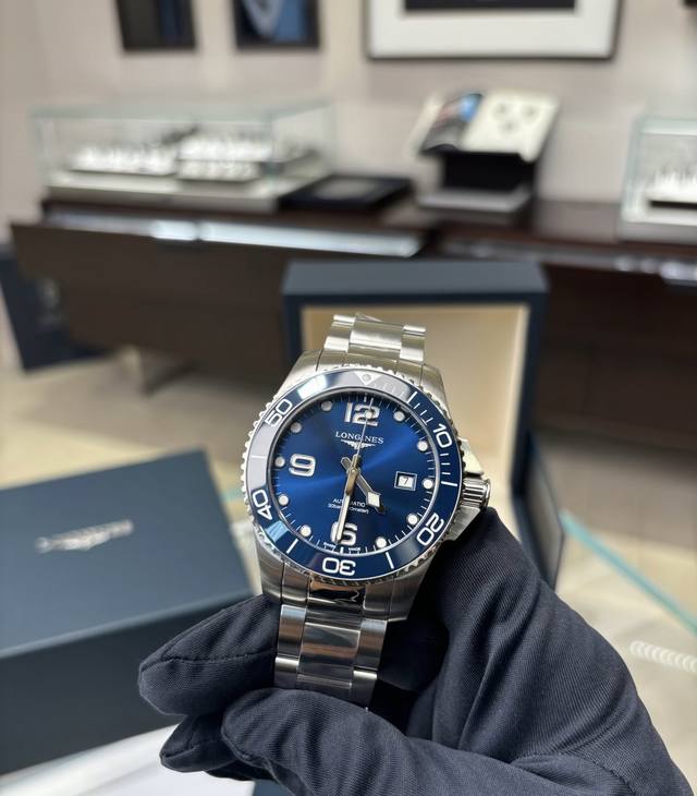 所以呢，他们在一些场合中，就不太方便戴这些表，那在有限的范围内怎么选择呢？我个人真的觉得就是浪琴 而浪琴里面呢，被朋友们问得最多就是康卡斯，这个名字应该没有人不