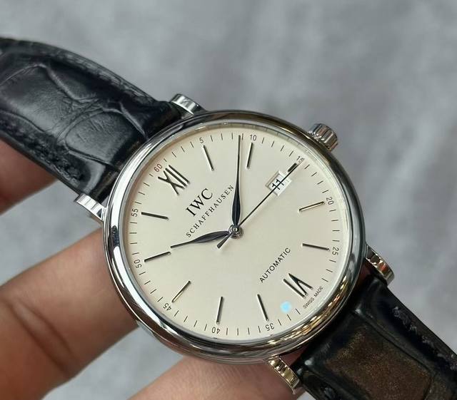 万国柏涛菲诺系列Iw356501，男士机械腕表，全套附件如图，2025 年06 月购入、已延保至2033 年，整表成色97新左右，万国红60白面银针款，走时精准