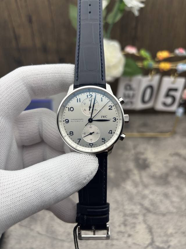 Zf万国葡萄牙系列 超级葡计V2终极版正式上线，相对V1版本做出几处调整。 表壳升级 重新调整磨具，升级圈口，中壳和底盖的细节。以及提升后期打磨处理工艺，使壳套