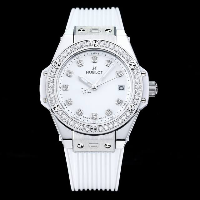 瑞士奢华制表品牌 Hublot 宇舶表隆重推出五款直径为33毫米的全新 Big Bang 腕表，将过去 Big Bang 系列中色彩缤纷的表款焕新呈现。全新时计