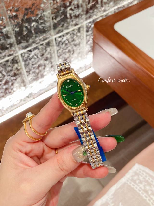 钢带卡地亚女士腕表 进口石英机芯 该款腕表备受女性喜爱，在不同的场合映耀着她们各自的独特个性与迷人风华