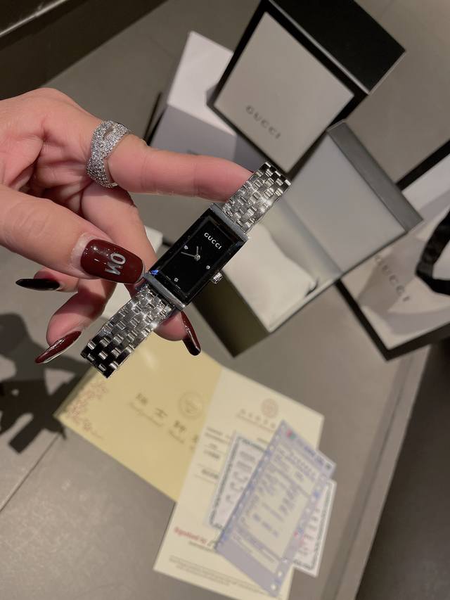 爆款首发香奈儿 春季款Gucci原单设计 方形表盘17X36Mm 整体7Mm厚度 菱角镜面 进口机芯+生活防水 搭配钢带+按扣设计 上班穿着可备款式 赶紧关注上