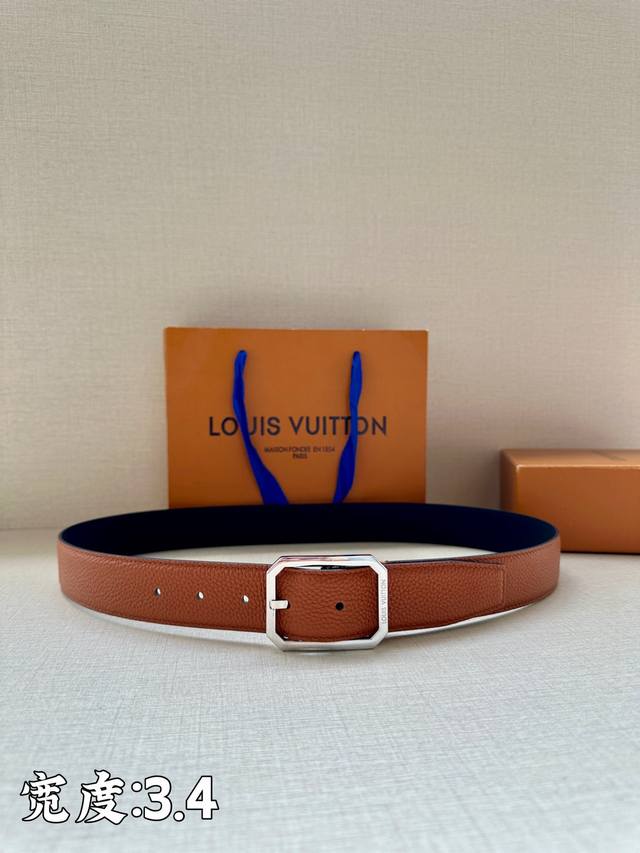 3.4 width: This Taurillon leather belt features a metal belt loop incorporating