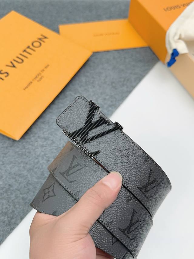 L0Uis Vuitt0N 40mm wide, with a premium steel buckle, a perfect match for busine