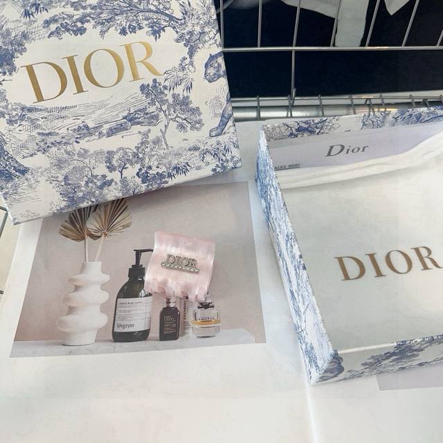 Comes with box. Dior's new claw clip, a fresh and stylish summer accessory! Simp