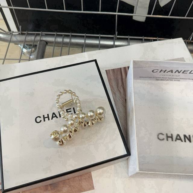 Comes with packaging box. Chanel's latest mini-claw clip, featuring heavy-duty p