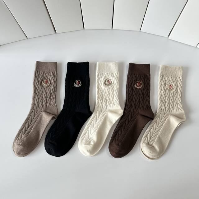Specially packaged Moncler cashmere embroidered mid-length slouch socks! Five pa