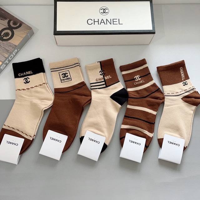 A box of 5 pairs of Chanel classic socks, high-quality pure cotton, soft and sup