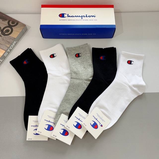 A box of 5 pairs of Champion's new socks, including packaging! Five pairs per bo