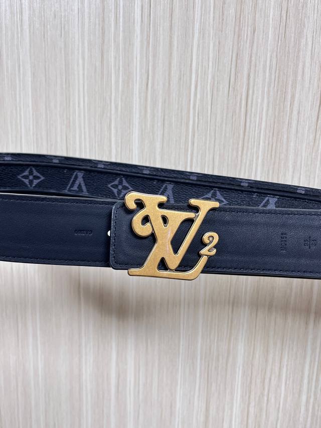 4.0mm wide black floral pattern with raised detail, calfskin sole, classic Dape