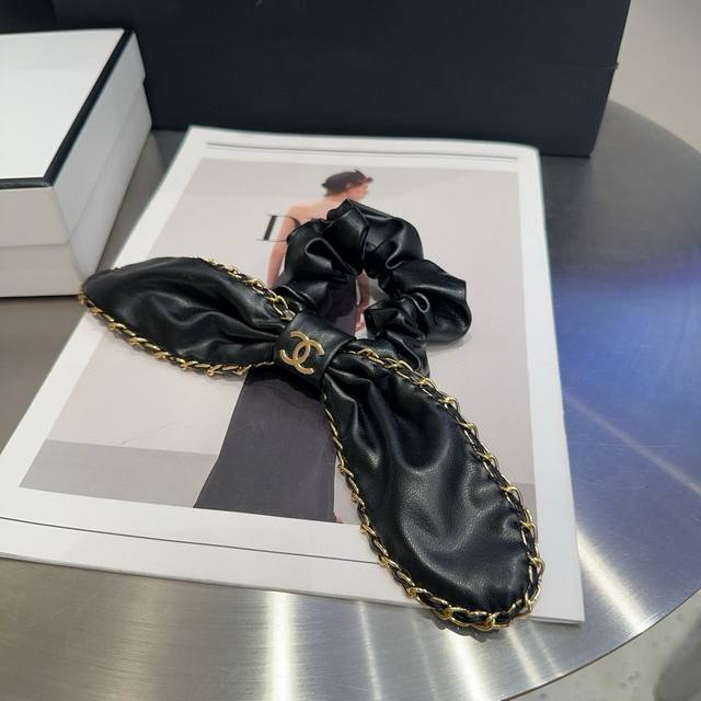 Comes with packaging box Chanel's popular mini hair tie, super pretty! Exudes a