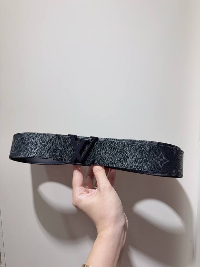 Louis Vuitton Classic Belt (Ddd) This belt features fine leather and an Louis Vu