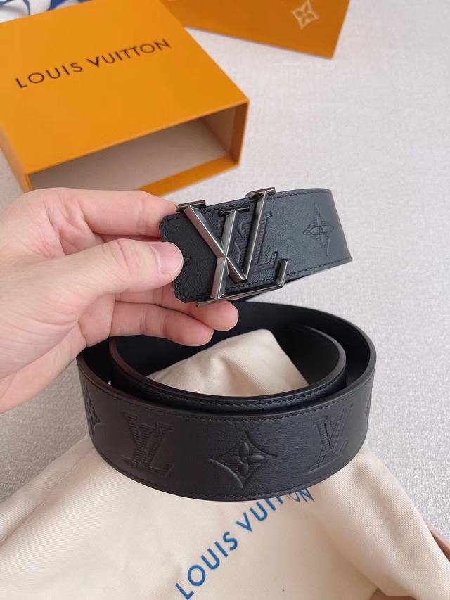 This Louis Vuitton Pyramide belt, crafted from natural calfskin and featuring ic