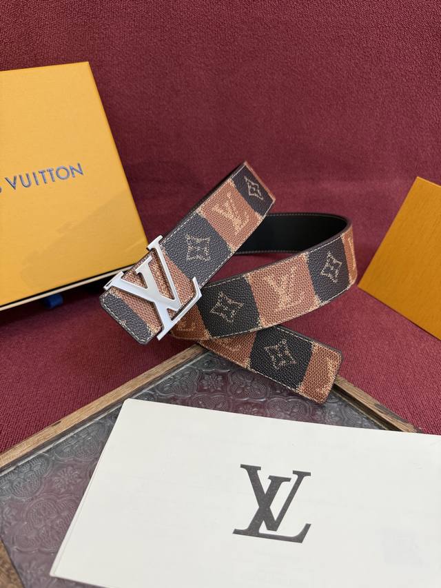 Lv Initiales College Monogram Heritage 40Mm reversible belt makes a striking fir