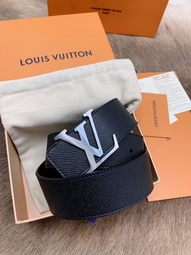 Comes with a full set of boutique gift box packaging. Latest LV men's belt, 4.0c