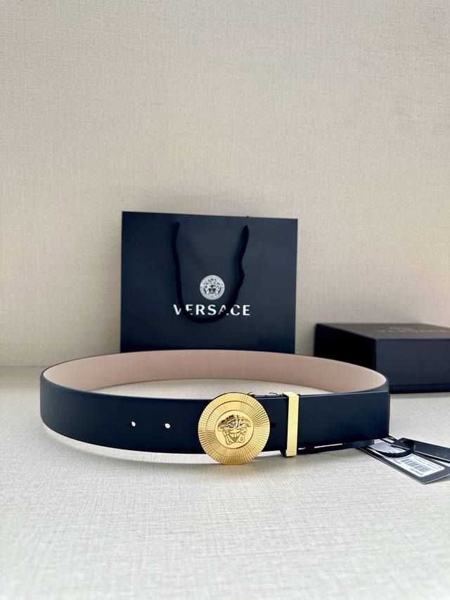 Width 3.8cm This studded collar belt is made of supple leather and features a Me