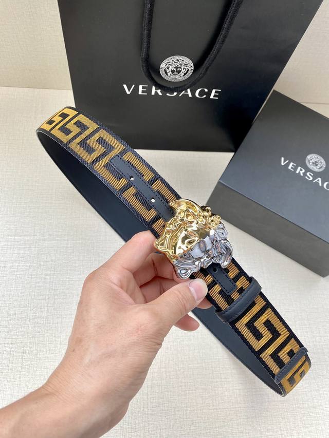 Width 3.8cm This Versace satin ribbon belt has a very casual style, decorated wi