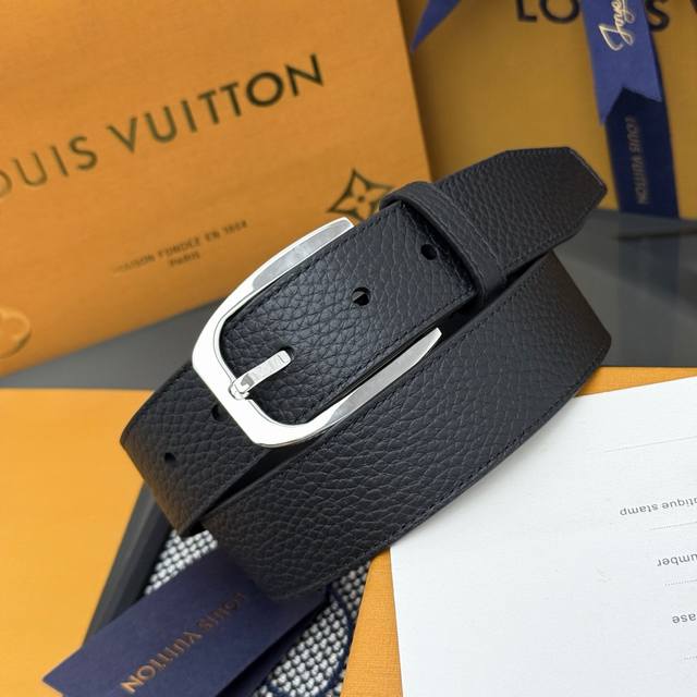 Louis Vuitton Heritage Italian-made leather belt, crafted from grained and smoot