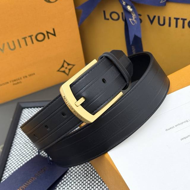 Louis Vuitton Heritage Italian-made leather belt, crafted from grained and smoot