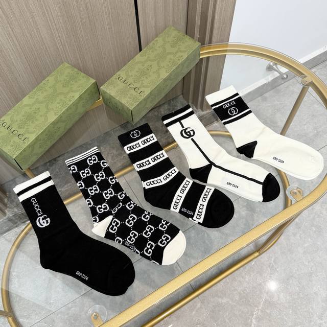 Five pairs of Gucci socks per box, including packaging. A popular Gucci item, so