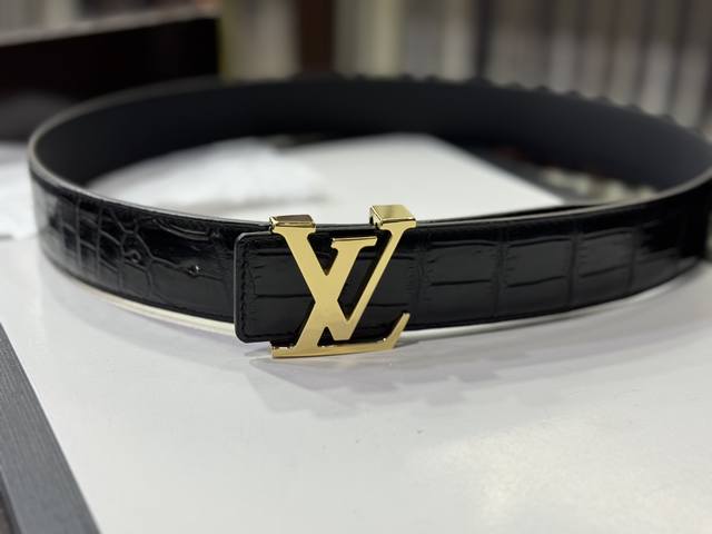 This belt features a seamless Nile crocodile leather upper with a naturally grad