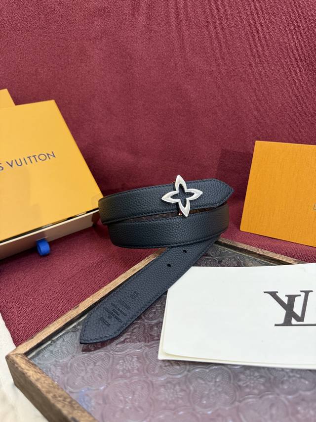 Lv Flowergram 30Mm belt boasts an exquisite design, combining versatility with a
