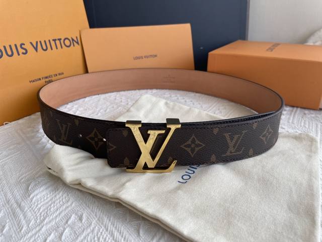 Comes with a full gift box. LV classic logo buckle belt, the best choice for men