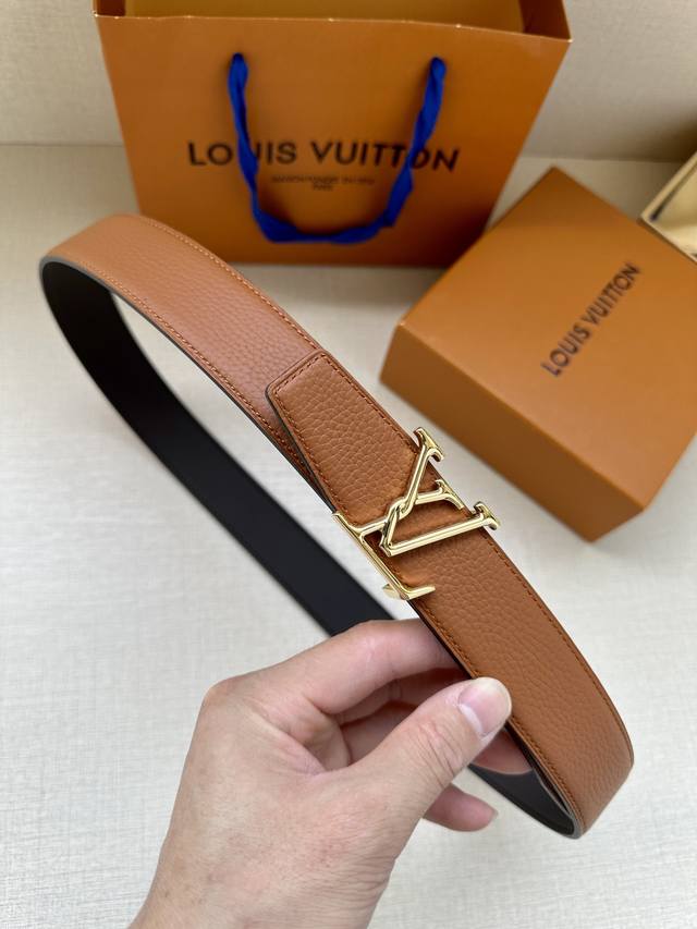 Lv Attract reversible belt features a slightly curved edge and a modern-shaped e