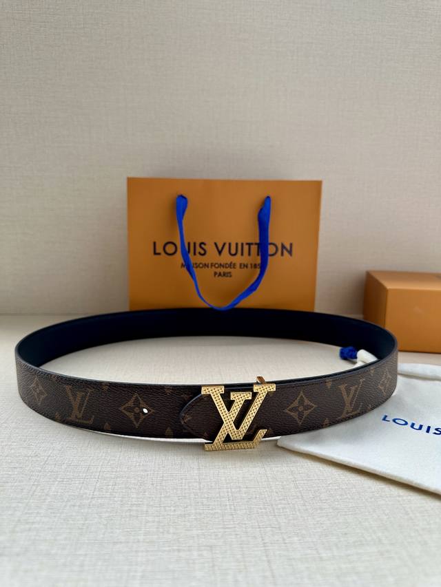 3.4- width Lv Trunk reversible belt features a modern design crafted from graine