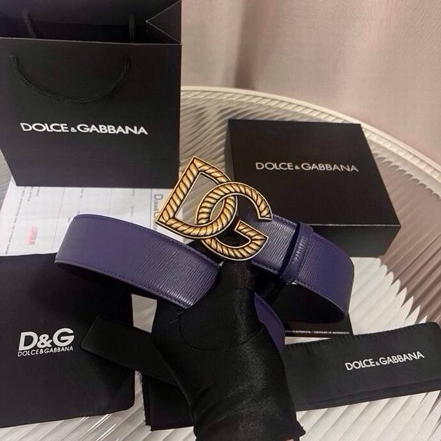 Dolce & Gabbana calfskin belt with a personalized logo buckle. Calfskin belt wit