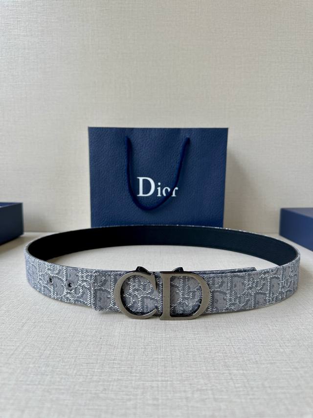 Width 3.5cm. This 35mm reversible belt combines elegant style with modern flair.