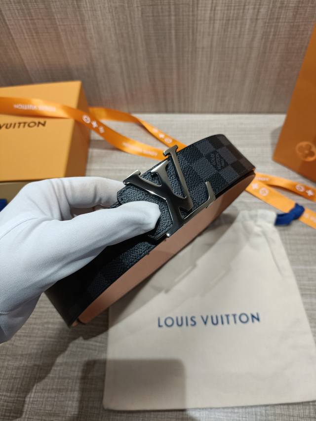 Comes with a complete gift box. Virgil Abloh interprets the LV Tag belt with ava