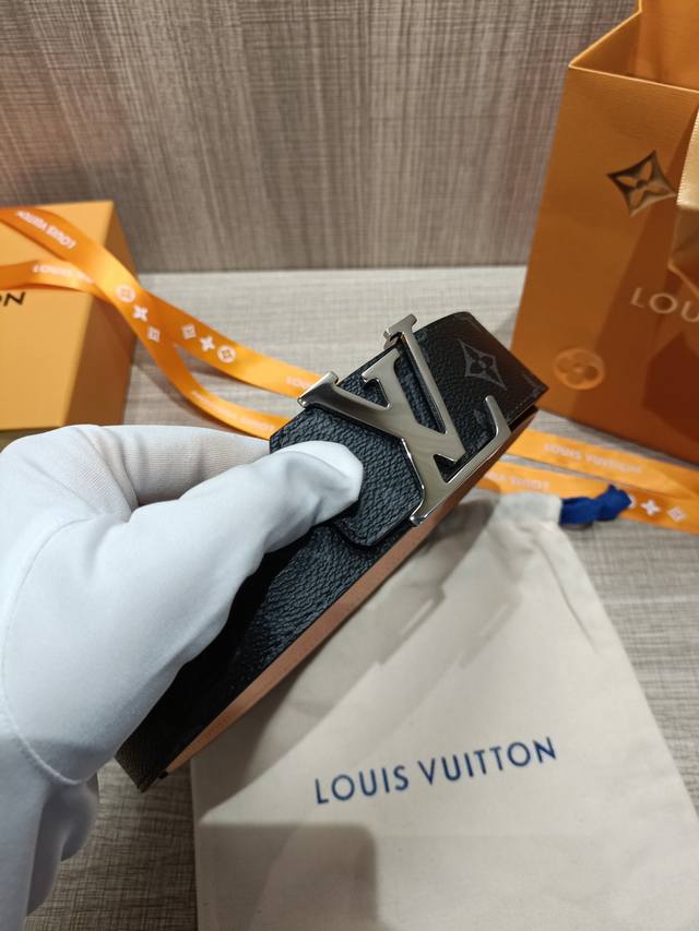 Comes with a complete gift box. Virgil Abloh interprets the LV Tag belt with ava