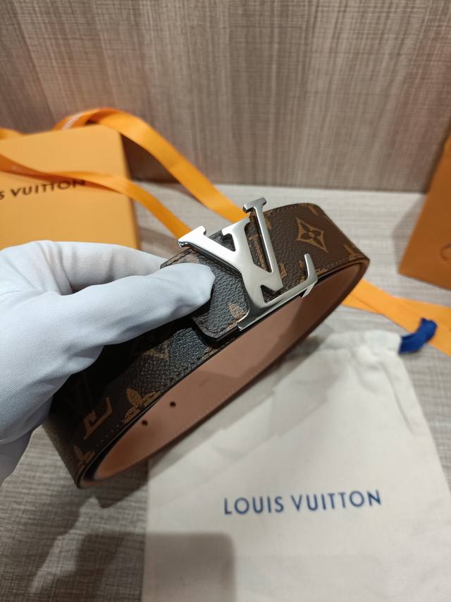 Comes with a complete gift box. Virgil Abloh interprets the LV Tag belt with ava
