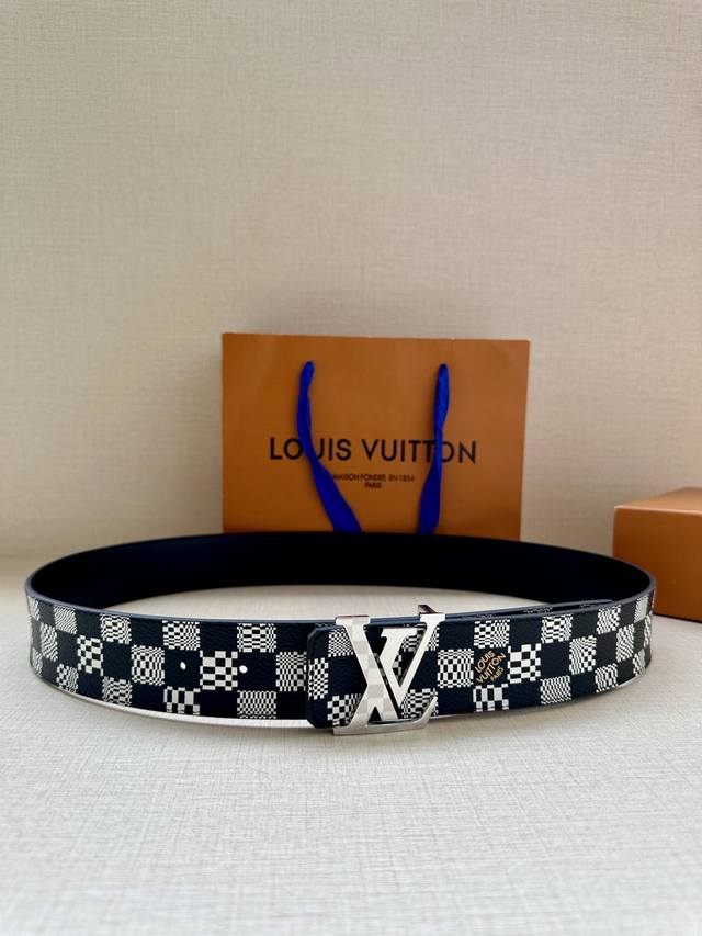 This 4.0-width Louis Vuitton Initiales reversible belt brings Louis Vuitton elem